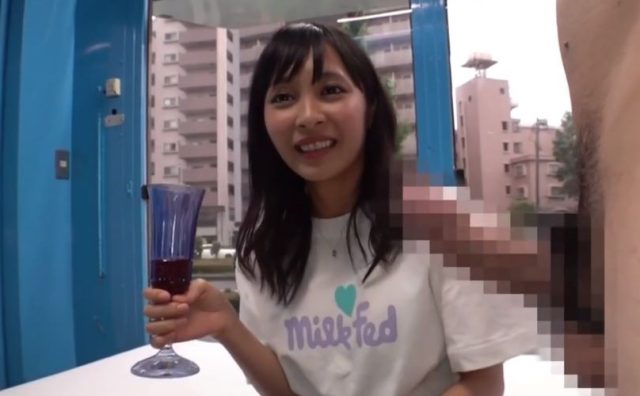 酔っぱらったJDにお金を握らせてﾑﾌﾌw気分がのった美巨乳JDは何度もイカされて精〇を欲しがっちゃいます♪